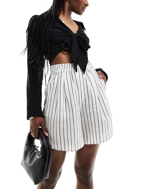 Bershka – Longline-Shorts aus Baumwolle in gestreiftem Weiß