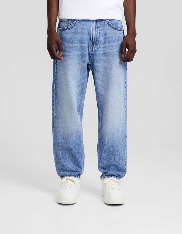 Bershka - loose fit jeans in mid washed blue