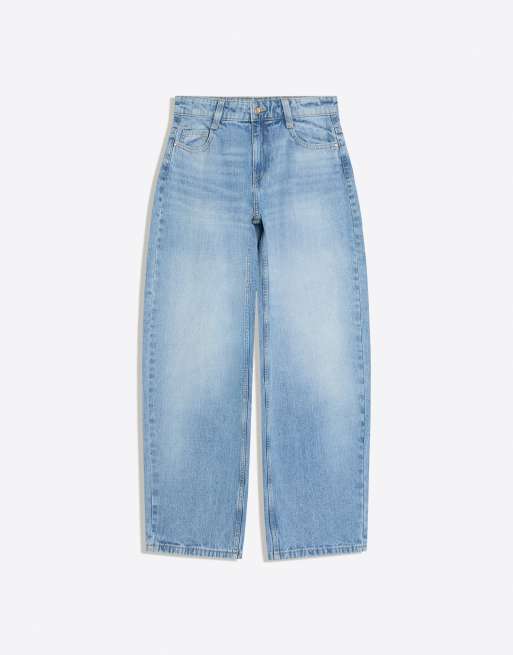 Bershka Low-rise barrel jeans in mid blue, 5 of 5