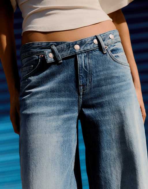 Bershka Low-rise crossover waist jeans in light bue, 2 of 4