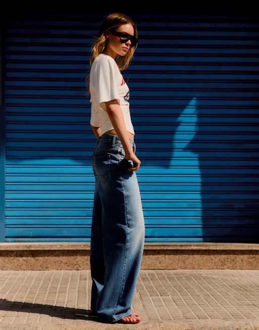 Bershka Low-rise crossover waist jeans in light bue, 3 of 4