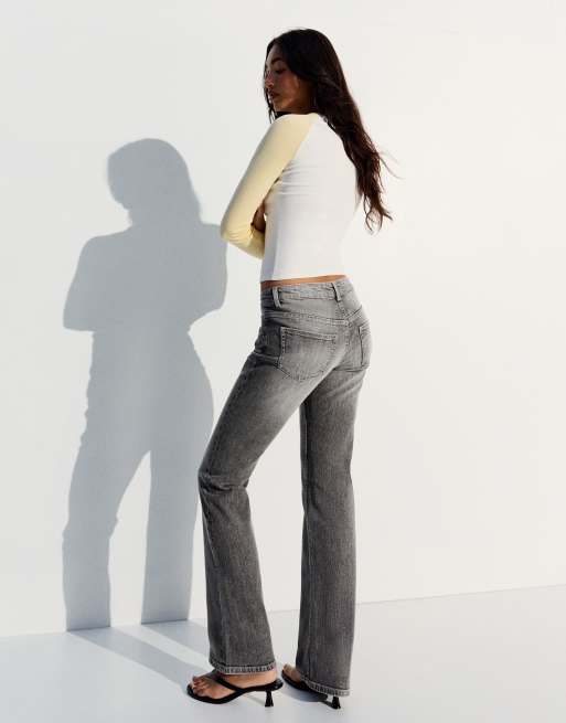Bershka Low-Rise Slim-Fit Bootcut-Jeans in Hellgrau, 3 von 5