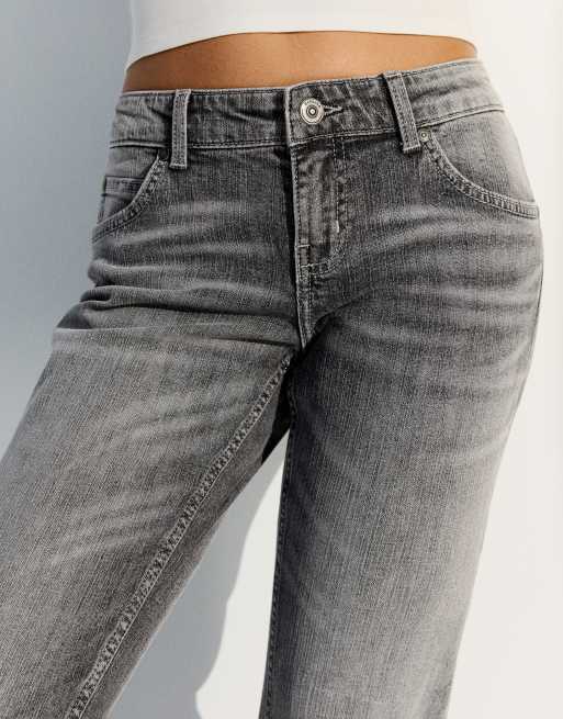 Bershka Low-Rise Slim-Fit Bootcut-Jeans in Hellgrau, 4 von 5
