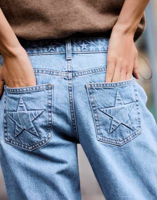 Bershka Low-Rise Straight-Leg-Jeans mit Sternen in Mittelblau, 2 von 5