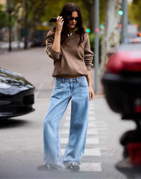 Bershka Low-rise straight-leg star jeans in mid blue - view 1
