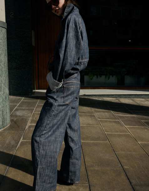 Bershka Low-rise textured boyfriend jeans in denim blue