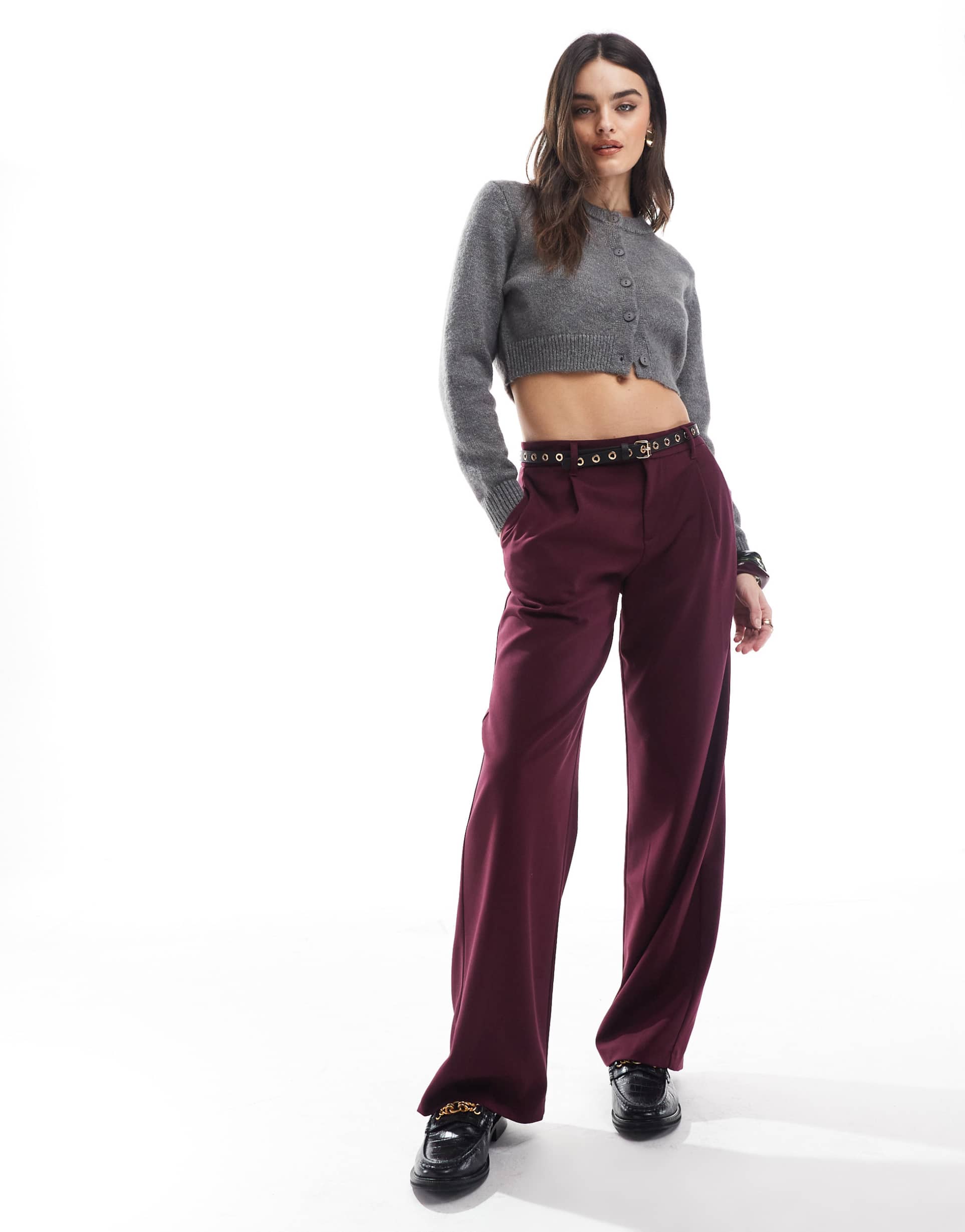 bershka low rise wide leg tailored pants in burgundy