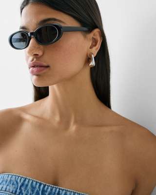 Bershka - Lunettes de soleil ovales en résine - Noir