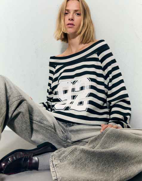 Bershka - Lysegrå sweater med bådudskæring og print - view 1