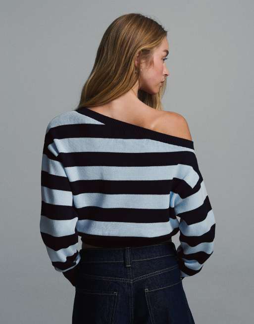 Bershka - Maglione blu denim ricamato con scollo a barchetta, 3 di 5
