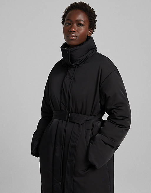 Bershka - Manteau matelassé en nylon avec ceinture - Noir