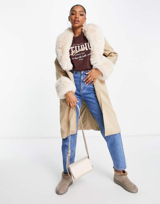 Bershka – Mantel in Ecru mit Bindegürtel und Kunstpelzbesatz
