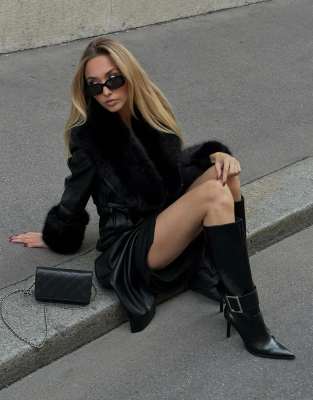 Bershka - Mantel in schwarzer Lederoptik mit kontrastierendem Kunstpelzbesatz