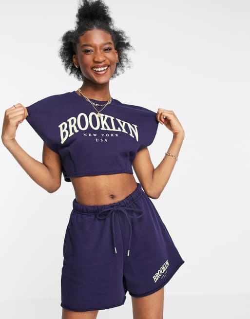 Bershka - Marineblå cropped T-shirt med Brooklyn varsity-print - Del af sæt, 3 af 4