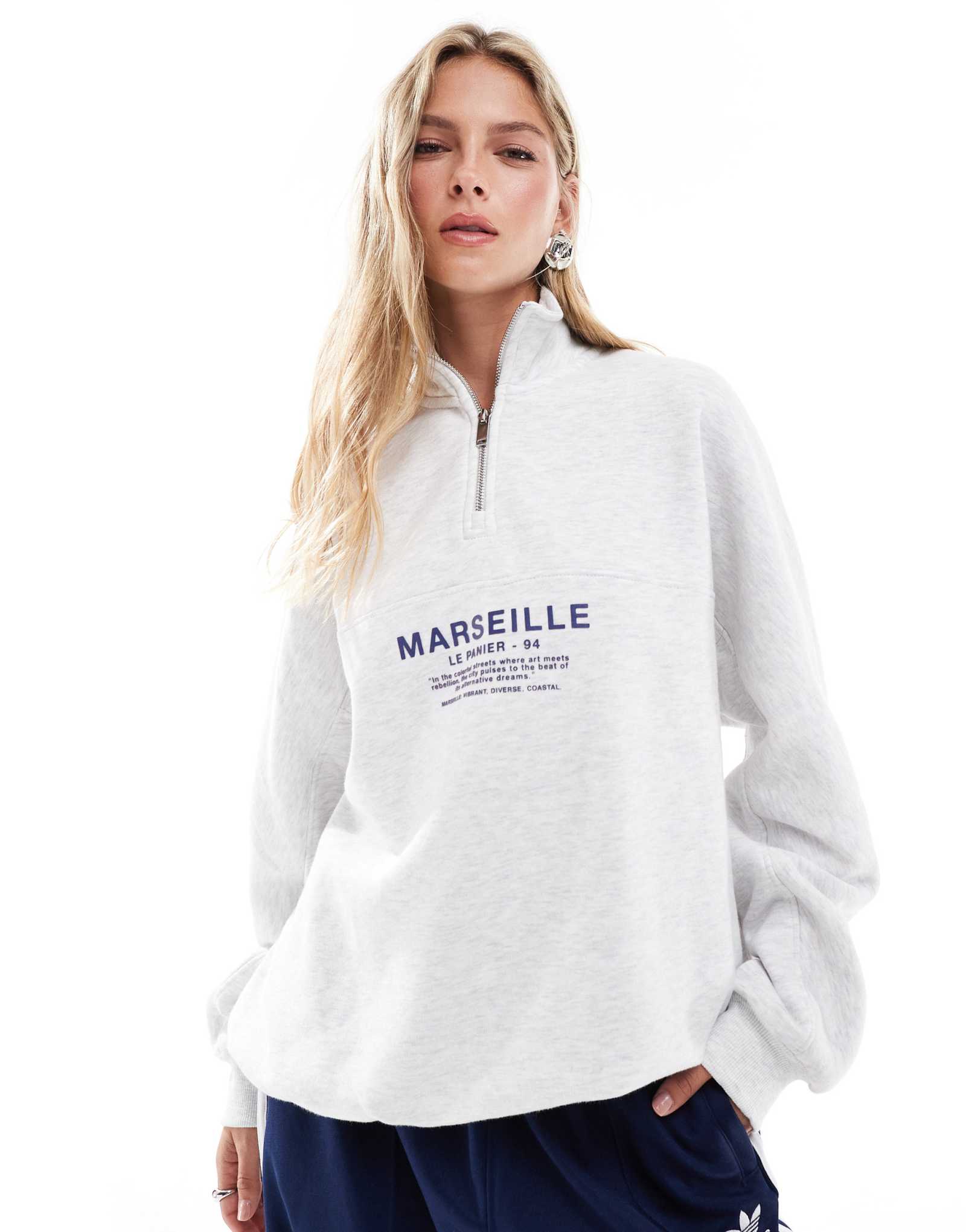 Толстовка Bershka 'Marseille' 1/4 серого цвета