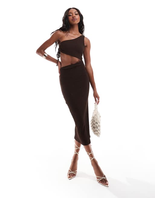 Bershka - Maxi-jurk met blote schouder, textuur en uitsnijding in chocoladebruin