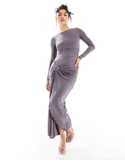 Bershka – Maxikleid in Anthrazit mit seitlicher Raffung und Herz-Detail
