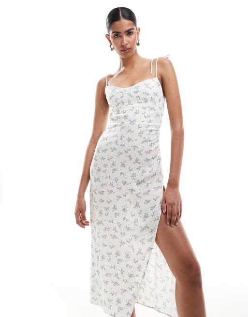 Bershka – Maxikleid in Ecru mit Riemchenträgern und blauem Blumenmuster