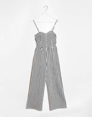 Bershka – Mehrfarbig gestreifter Jumpsuit mit gerüschter Vorderseite | ASOS