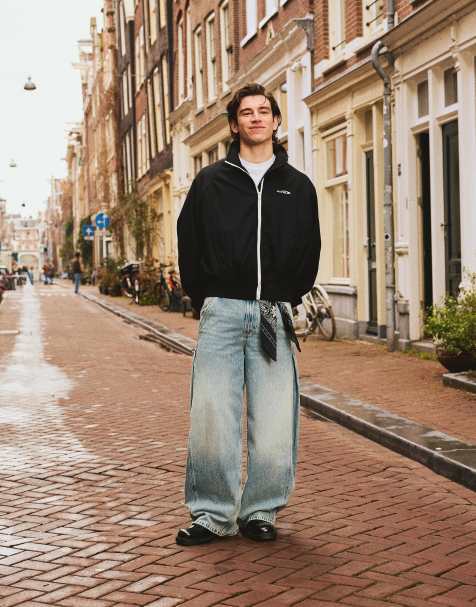 Bershka – Mellanblå jeans med barrelben - view 1