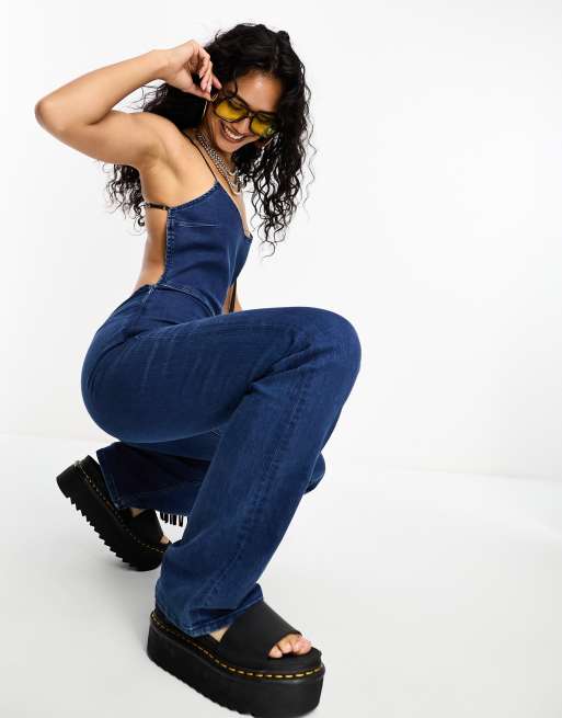 Bershka – Mellanblå jumpsuit i denim med halterneck