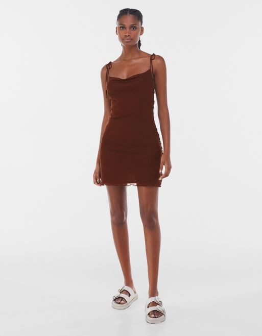 Bershka - Mesh mini jurk met gestrikte bandjes en golvende zoom in bruin