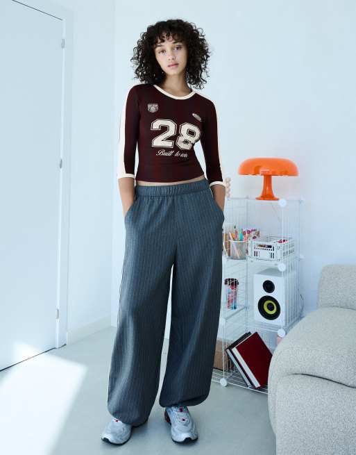 Bershka Mid-sleeved printed crew-neck t-shirt in burgundy, 4 of 5