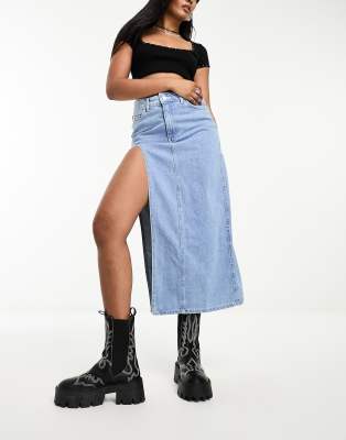 Bershka - Midi-Jeansrock in heller Waschung mit Seitenschlitz-Blau