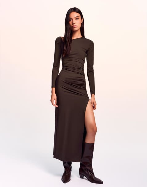 Bershka - Midi-jurk met asymmetrische hals en lange mouwen in bruin - view 1