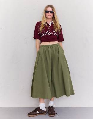 Bershka midikjol med elastisk midja i khaki — kjol med fickor från ASOS