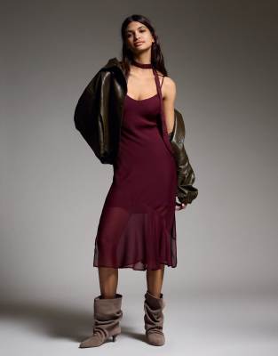 Bershka - Midikleid aus Chiffon in Burgunderrot mit Schaldetail