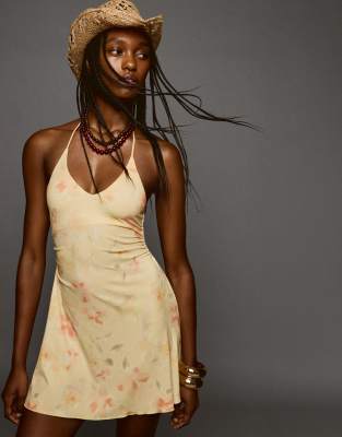 Bershka - Midikleid in gemustertem Gelb mit Neckholder