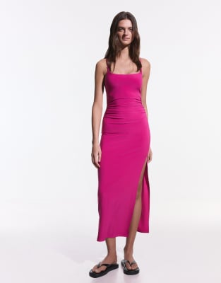Bershka - Midikleid in leuchtendem Rosa mit gerafften Trägern