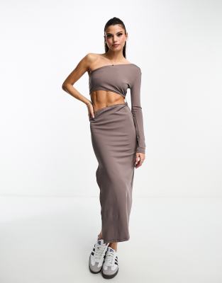 Bershka - Midikleid in Taupe mit One-Shoulder-Ärmel und Zierausschnitt-Grau