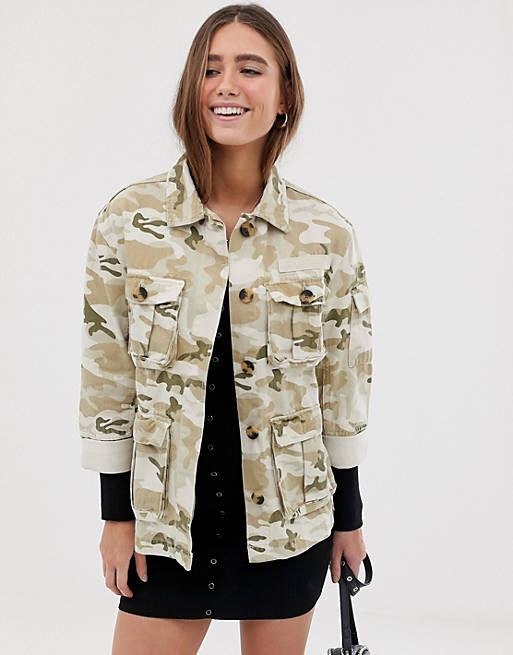 Bershka – Military-Jacke in Beige mit Camouflage-Print