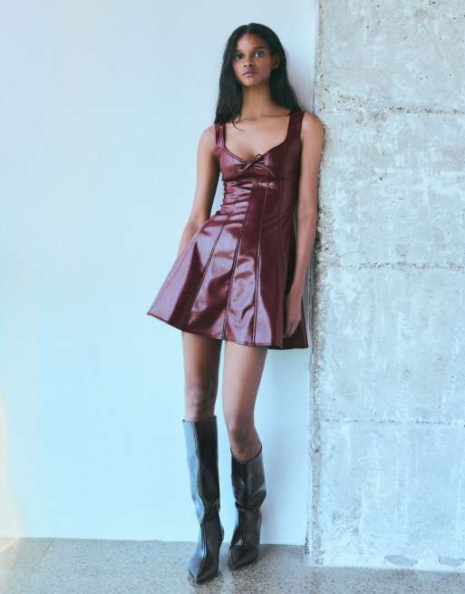 Bershka mini dress effetto pelle con spalline e scollo a cuore rosso, 4 di 5