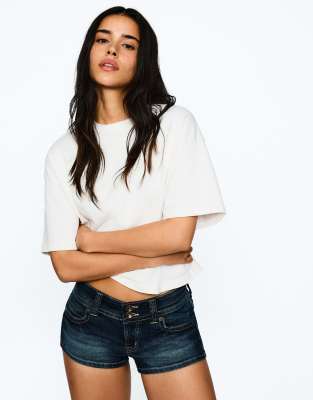 Bershka - Mini-Jeans-Shorts in Blau