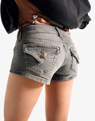 Bershka - Mini-Jeansshorts in Hellgrau