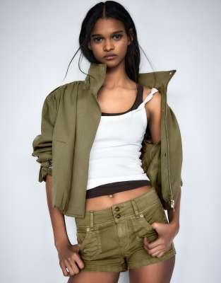 Mini-Jeansshorts in Khaki-Grün Grün 32