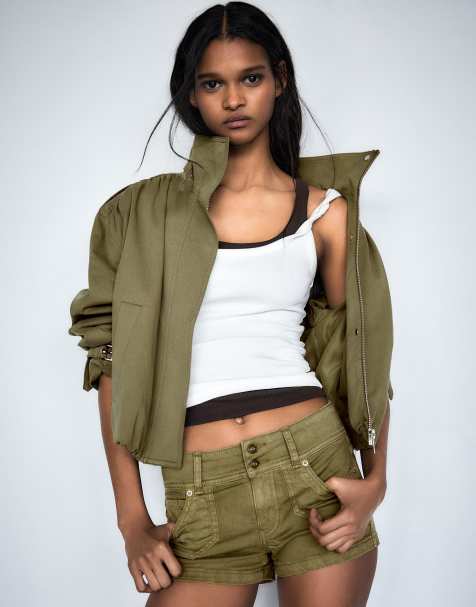 Bershka – Mini-Jeansshorts in Khaki - view 1