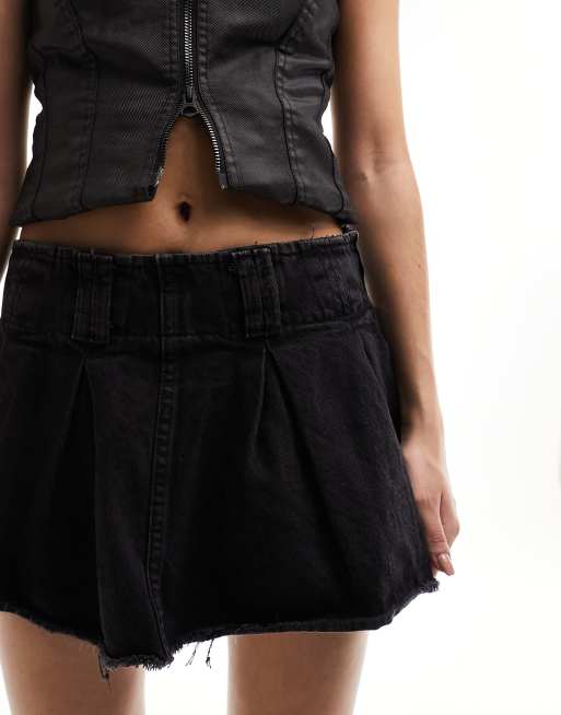 Bershka Mini jupe short plissee en jean a ourlet brut Noir delave ASOS