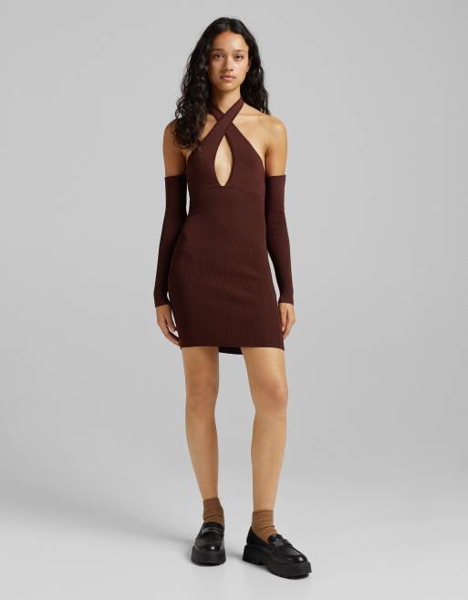  Bershka - Mini jurk met halternek en uitsnijding in bruin 