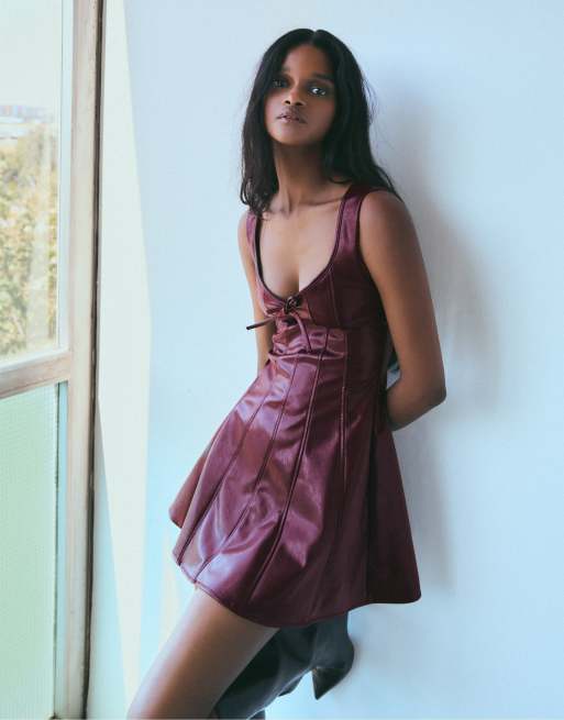Bershka Mini-Kleid in Lederoptik mit Riemchen und Herz-Ausschnitt in Burgunderrot, 2 von 5