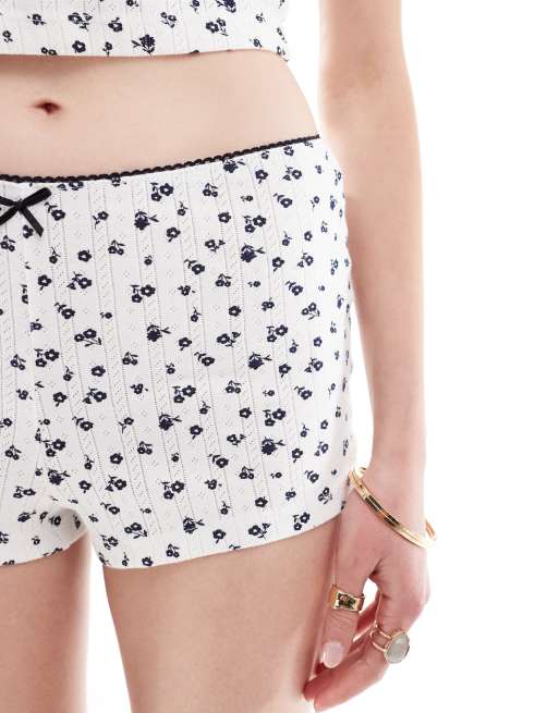 Bershka - Mini-short d'ensemble en maille pointelle à motif fleuri et nœud contrastant - Blanc/bleu, 3 de 5