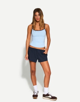 Bershka - Mini-Shorts in Marineblau mit Knöpfen