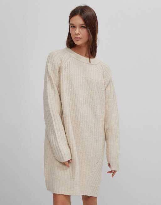 Bershka – Mini-Strickpulloverkleid in Ecru