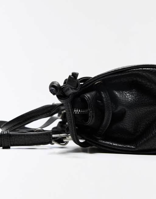 Bershka Mini-Tasche mit Schnalle in Schwarz, 3 von 5