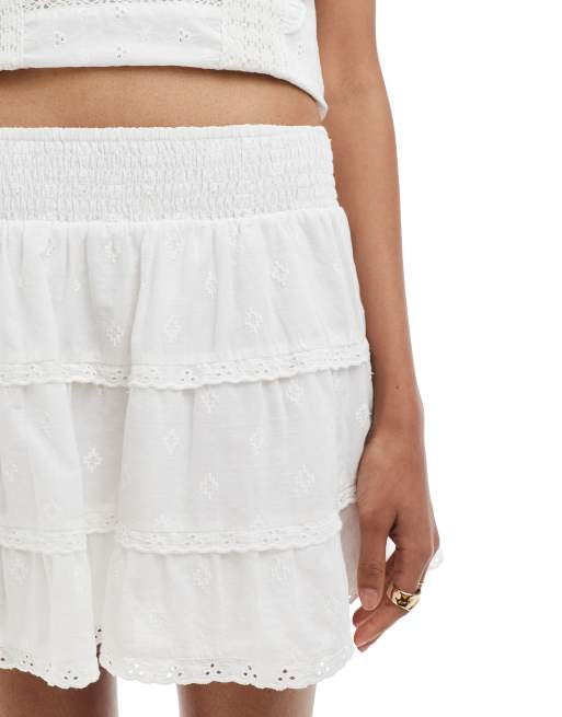 Bershka - Minigonna a balze bianca con ricamo, 5 di 5