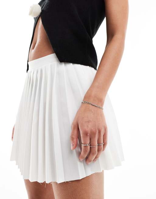Bershka - Minigonna stile tennis bianca a pieghe con bordi grezzi