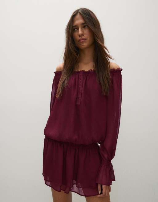 Bershka miniklänning med bardot-ringning och rynkad midja i vinröd, 2 av 5